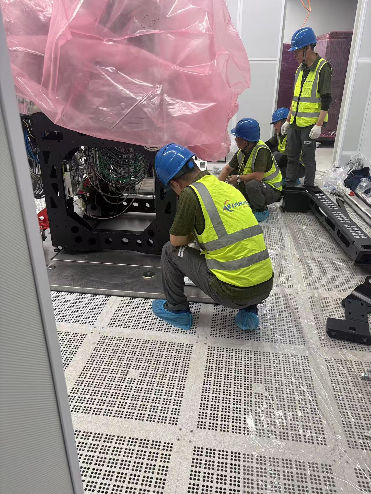 电镜搬运维修、机壳搭建与精密设备装卸服务——安全 · 精 准 · 可靠