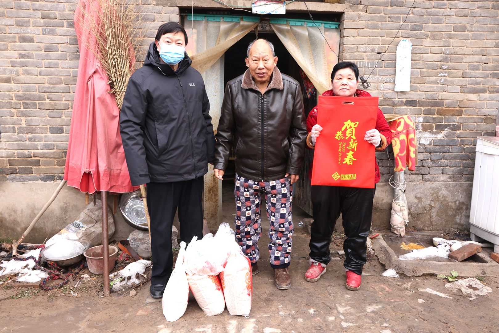 开展春节慰问、精准扶贫活动