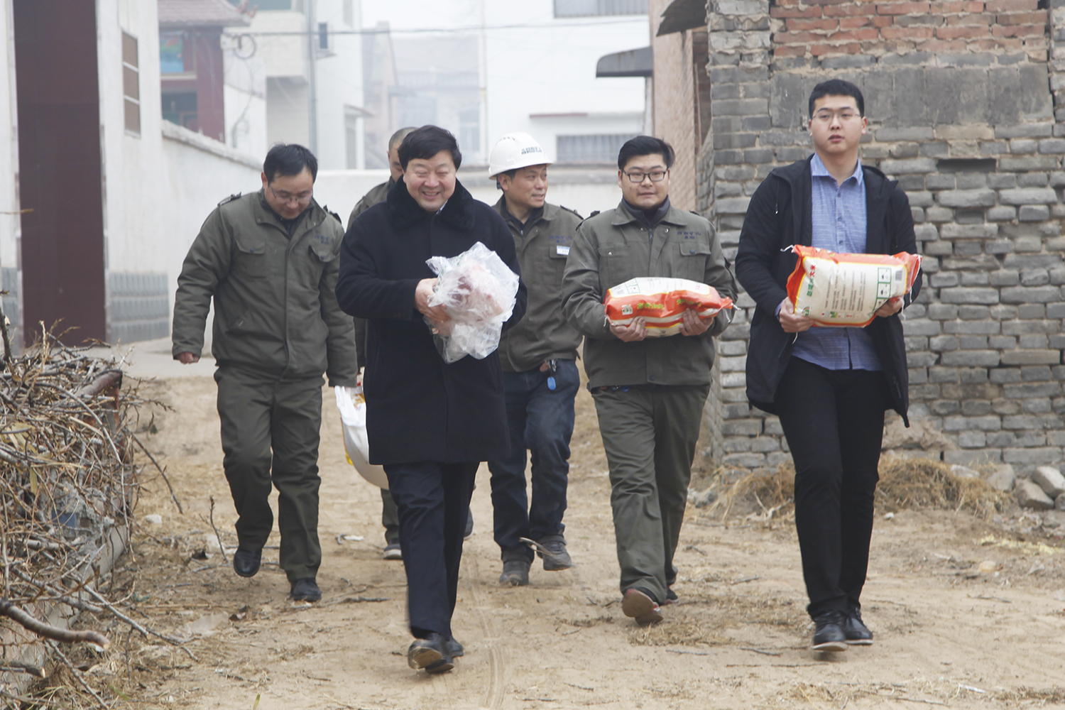 帮扶小组慰问贫困户