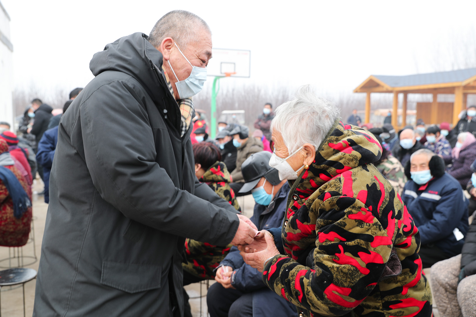 春节慰问附近村庄老人