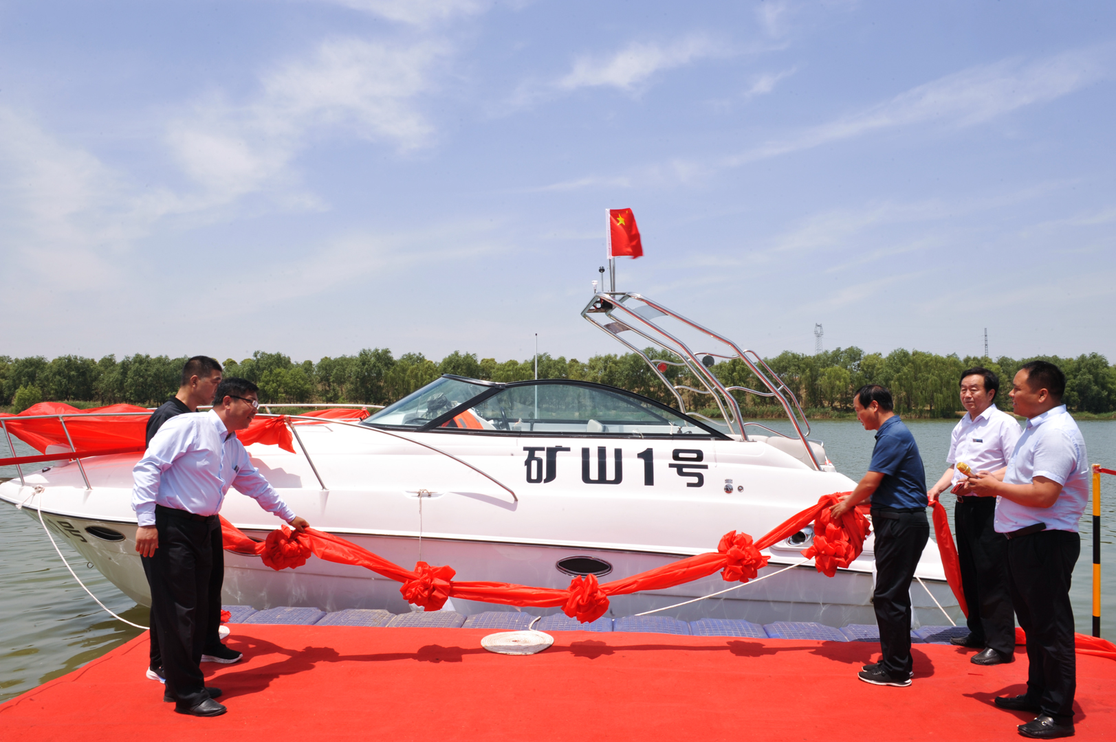 为文岩渠景区捐赠游艇