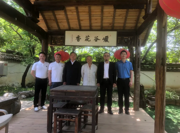 1757769447826493.png 湖南省商务服务中心二级巡视员邹和阳一行到访商会和商会成员企业