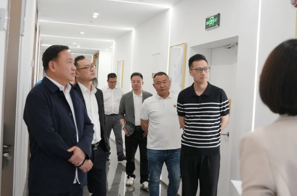 1757769841430694.png 湖南省商务服务中心二级巡视员邹和阳一行到访商会和商会成员企业