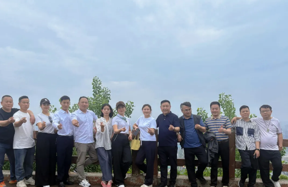 1757770855348861.png 春日同行·共话发展 | 杭州余杭湖南商会建筑工程委员会开展登山徒步与企业交流活动