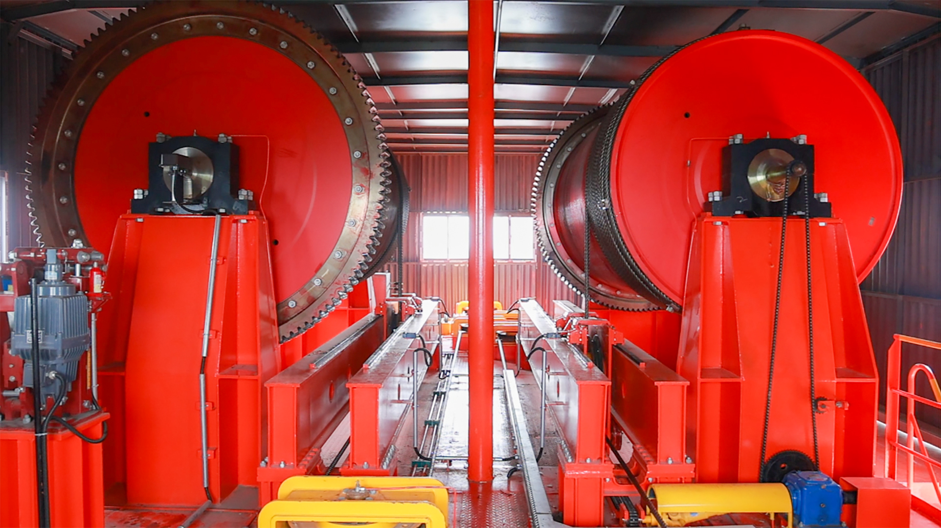 空中“钢铁侠”｜“矿源”智造450t超大跨度造船门机