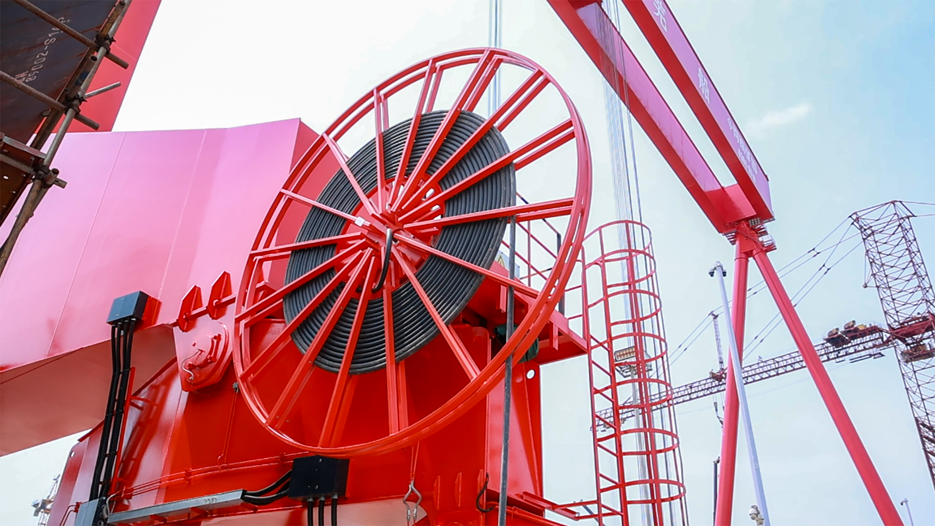 空中“钢铁侠”｜“矿源”智造450t超大跨度造船门机