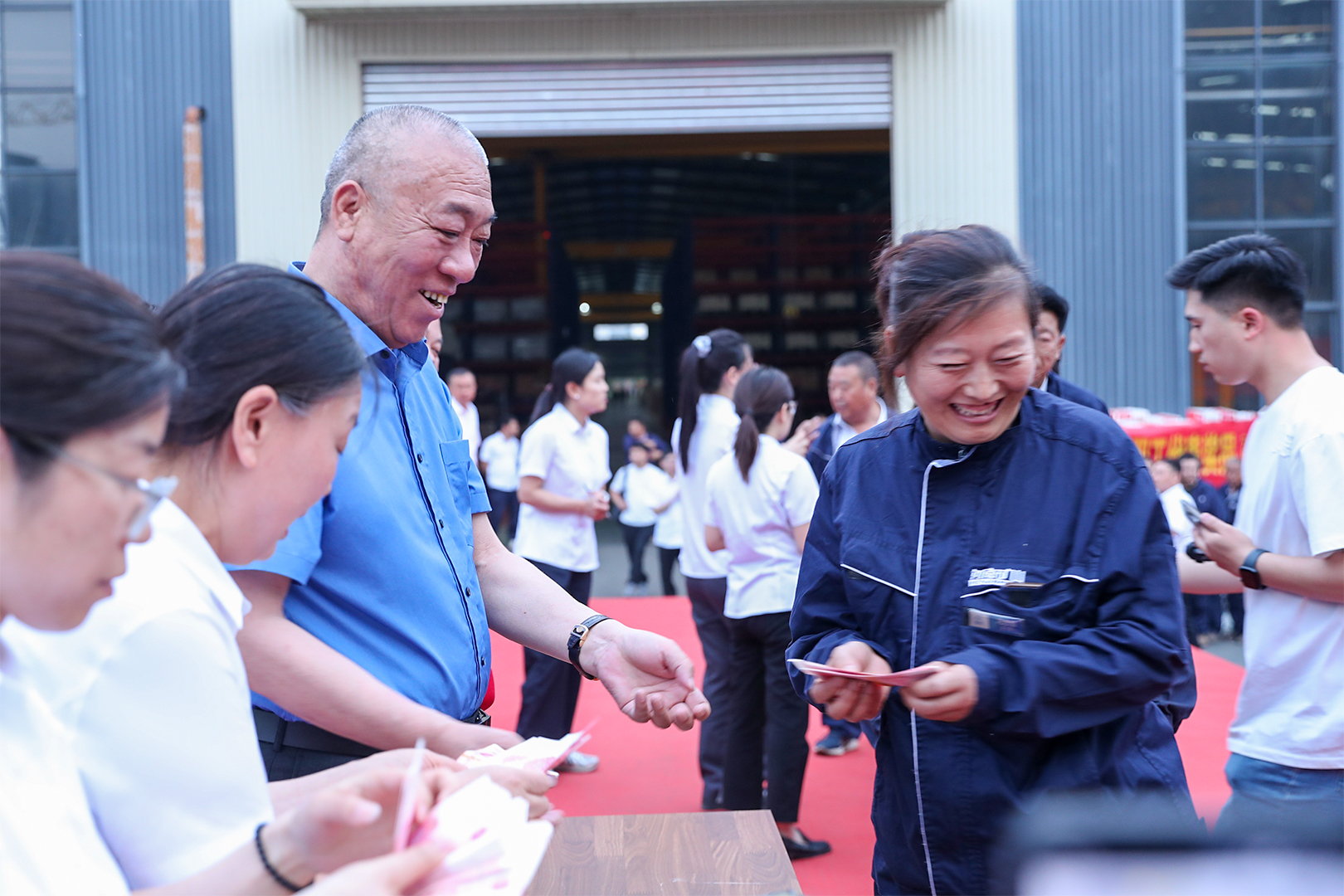 1757838657351392.jpg 表彰进步学劳模,丰厚福利鼓干劲|河南矿山三夏生产动员暨表彰大会隆重举行