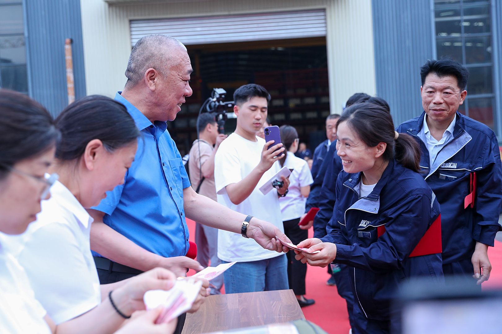 1757838664942004.jpg 表彰进步学劳模,丰厚福利鼓干劲|河南矿山三夏生产动员暨表彰大会隆重举行