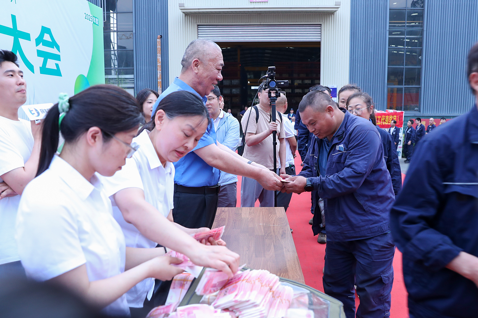 1757838667816470.jpg 表彰进步学劳模,丰厚福利鼓干劲|河南矿山三夏生产动员暨表彰大会隆重举行