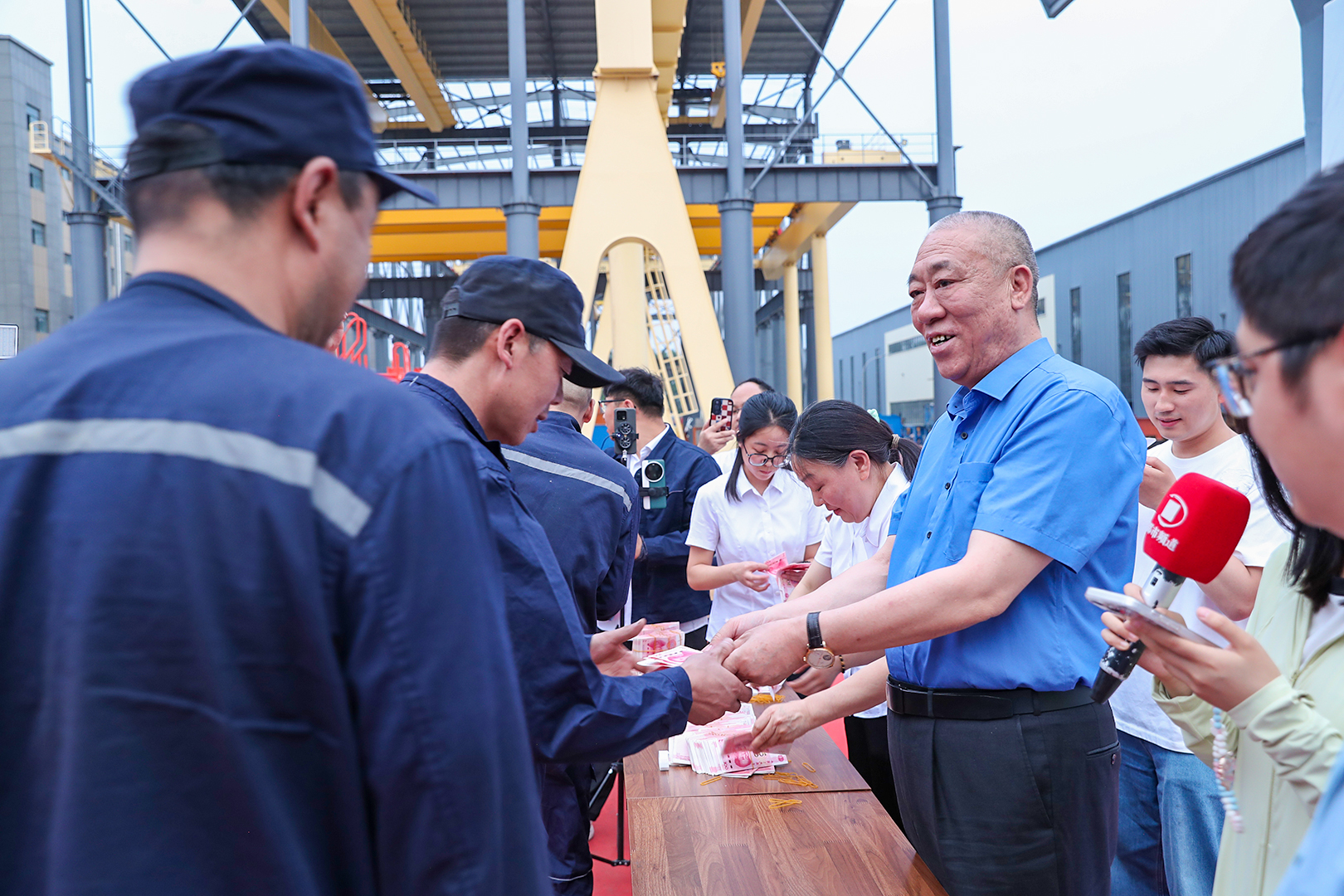 1757838668270502.jpg 表彰进步学劳模,丰厚福利鼓干劲|河南矿山三夏生产动员暨表彰大会隆重举行