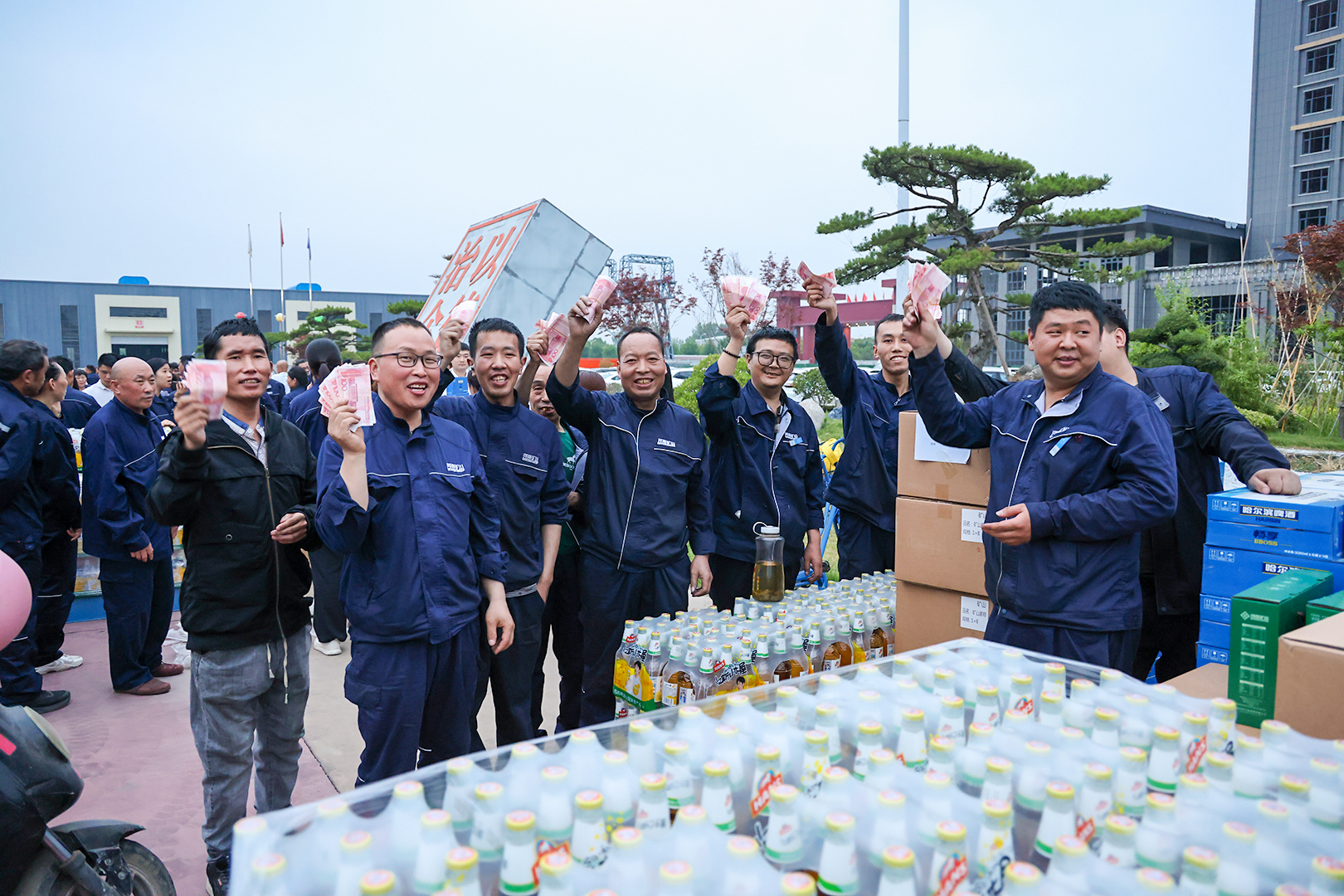 1757838668292794.jpg 表彰进步学劳模,丰厚福利鼓干劲|河南矿山三夏生产动员暨表彰大会隆重举行