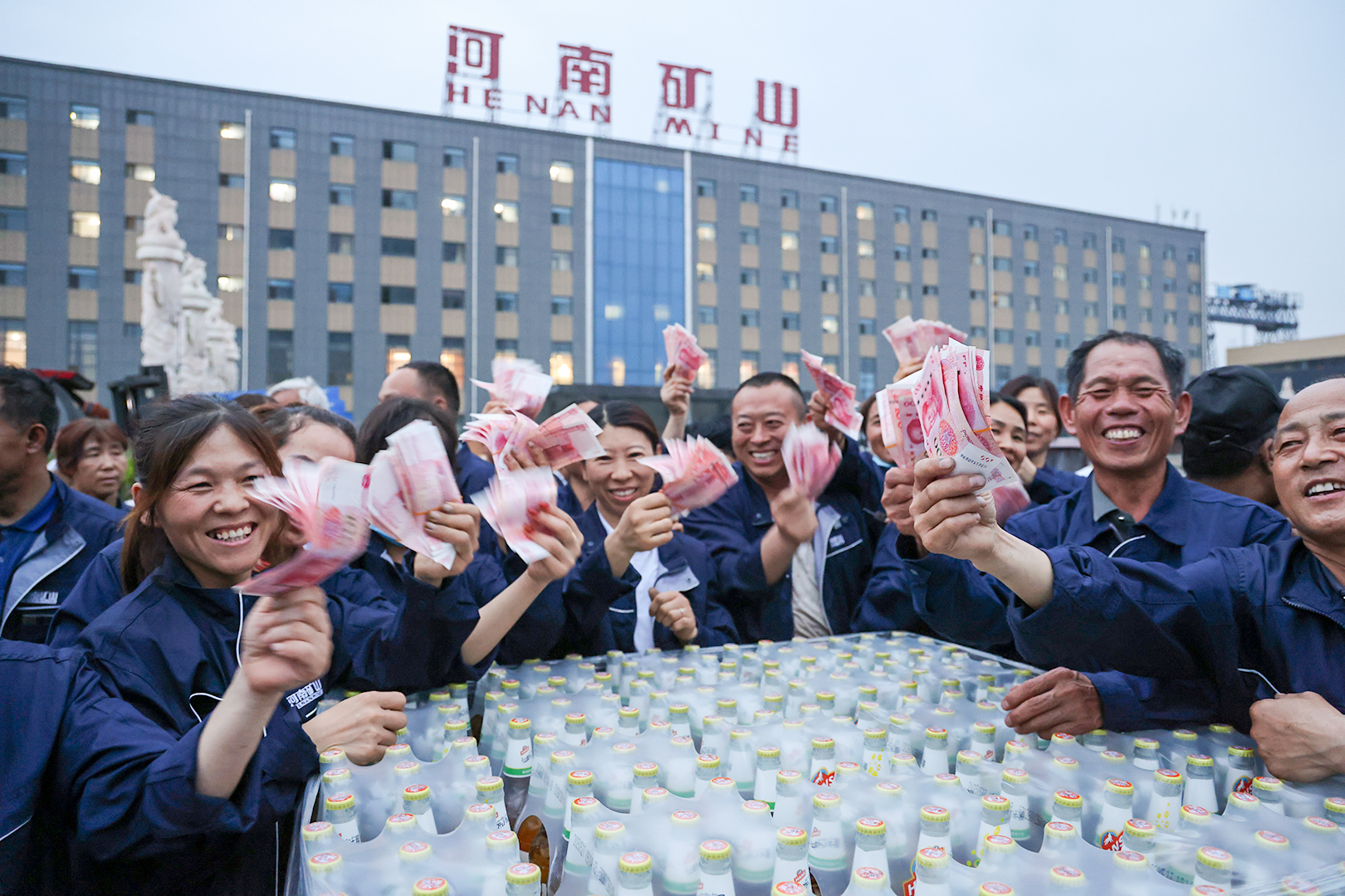 1757838677474213.jpg 表彰进步学劳模,丰厚福利鼓干劲|河南矿山三夏生产动员暨表彰大会隆重举行