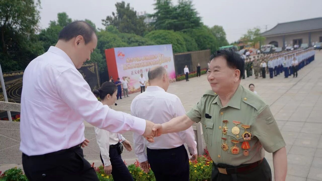 鲜花献英烈 清风寄哀思 ——湖南金化科技集团董事长彭琪参加向人民英雄敬献花篮仪式