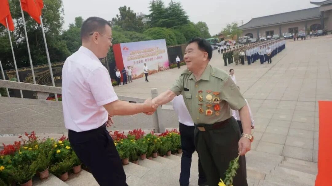 鲜花献英烈 清风寄哀思 ——湖南金化科技集团董事长彭琪参加向人民英雄敬献花篮仪式