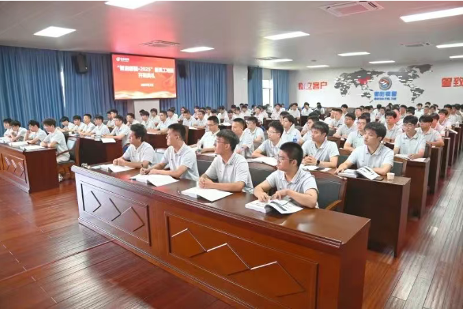 1760343222911558.png 智启新程 逐梦未来 2025年度新员工入职培训开班