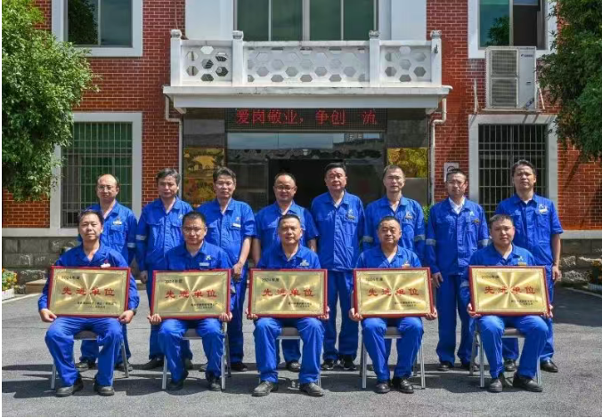 1760343466955162.jpg 致敬榜样力量 统一思想行动 衡钢召开先进表彰大会暨下半年工作会