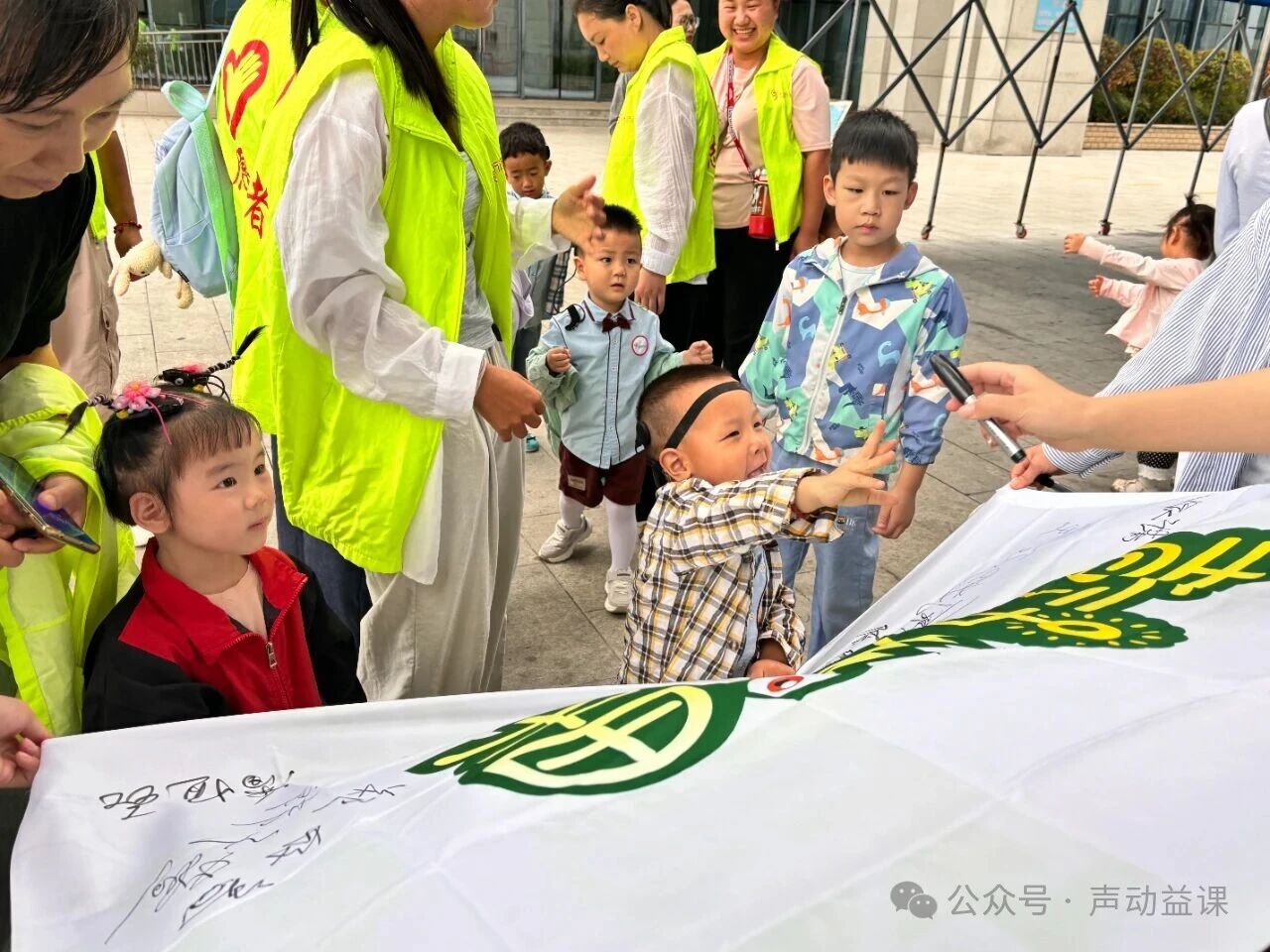 1760363381497333.jpg 人工耳蜗