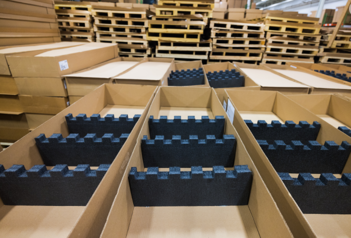 1761557013498507.png 泡沫与定制瓦楞纸箱嵌件:什么适合您的业务?