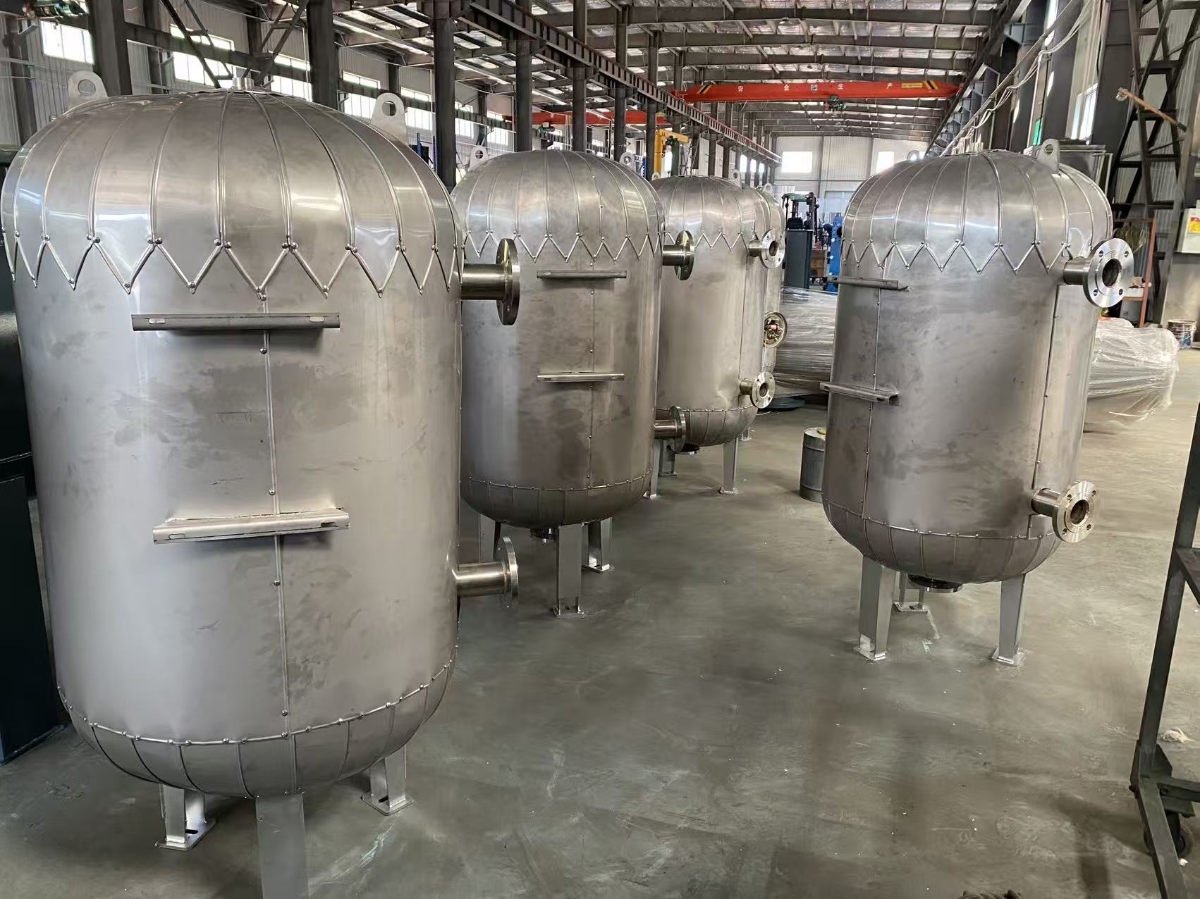 1762323619326781.jpg 储热水罐