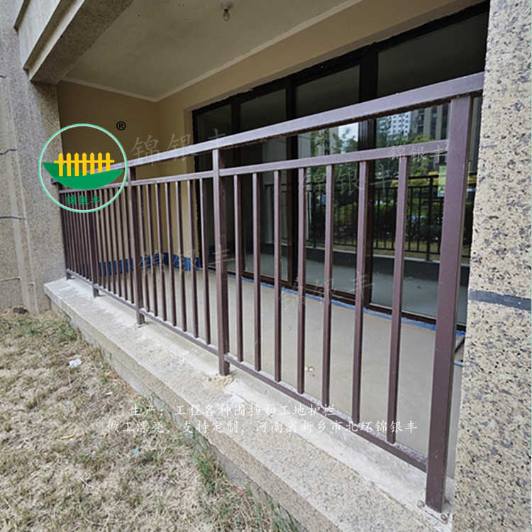 咖啡色阳台栏杆.jpg 阳台栏杆