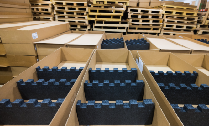 泡沫与定制瓦楞纸箱内衬：哪种更适合您的业务？