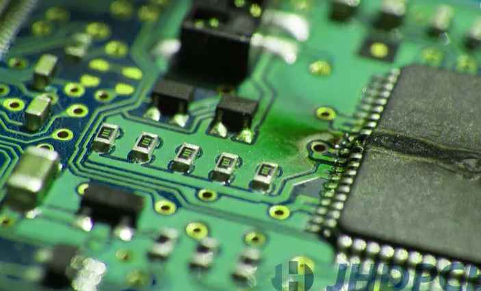 如何找到电路板上的短路？