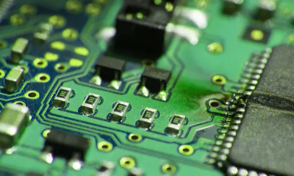 如何修复印刷电路板上的孔洞？