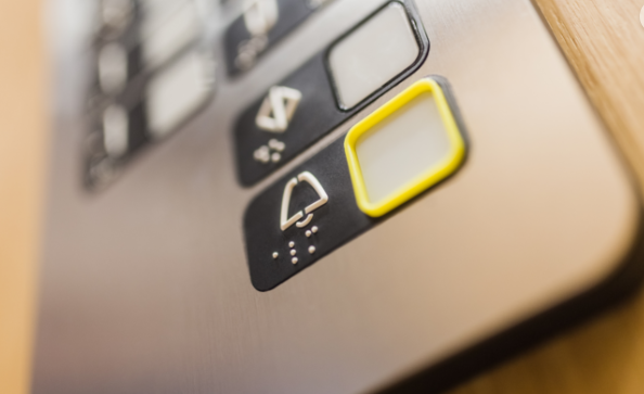 电梯紧急协议：准备与紧急行动