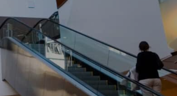 将电梯和自动扶梯融入建筑设计