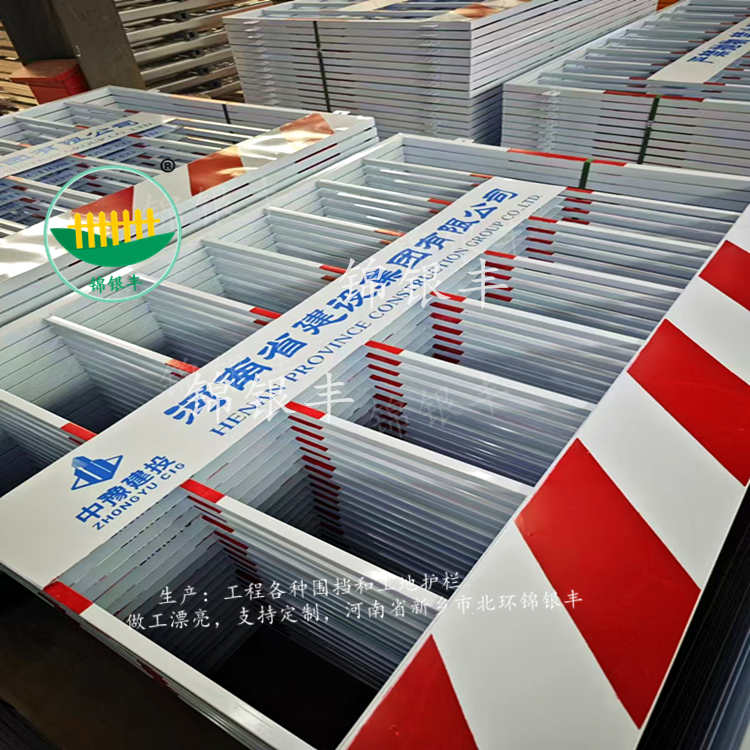 红白竖管隔离栏.jpg 工地护栏