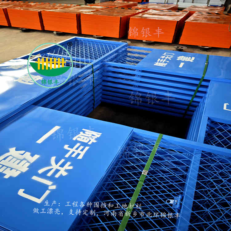 施工电梯井口防护门 .jpg 施工电梯井口楼层升降机防护门