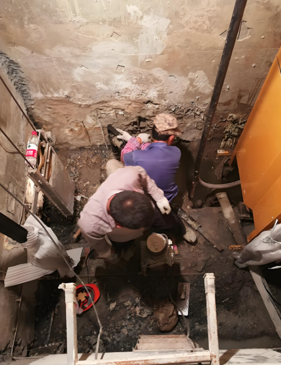 电梯井漏水维修