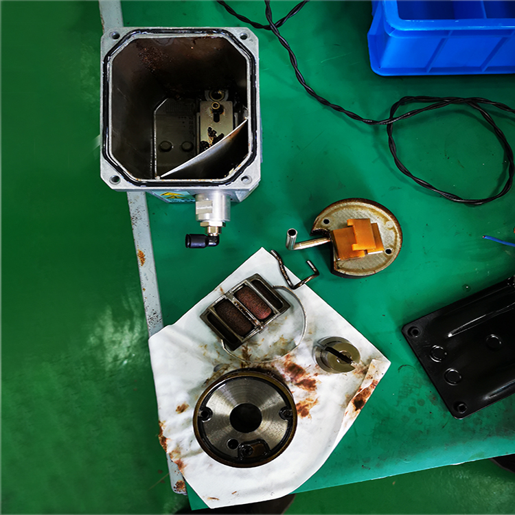 1764645367202127.jpg 莱宝L300检漏仪维修