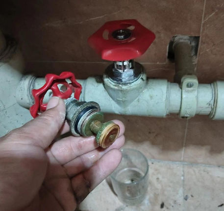 怎么修水管开关漏水？