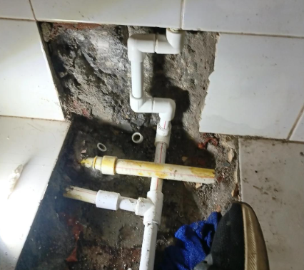 墙里面的水管漏水怎么处理？