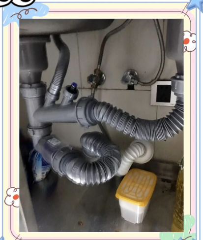 1764834681212484.png 如何安装底座水槽的排水管?