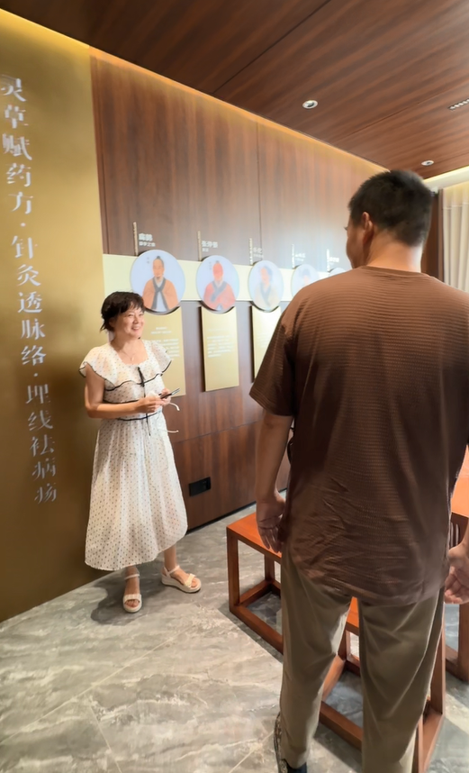 1765004294889855.png 大公鸡报晓