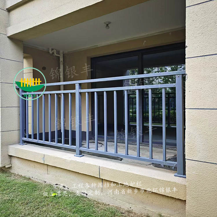 灰色陽臺柵欄.jpg 陽臺護(hù)欄