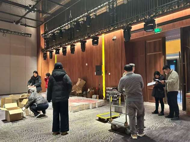 1765424144231992.png 【年会特别内容】致敬每一束微光!青企协年会幕后义工,让温暖与担当照亮征程