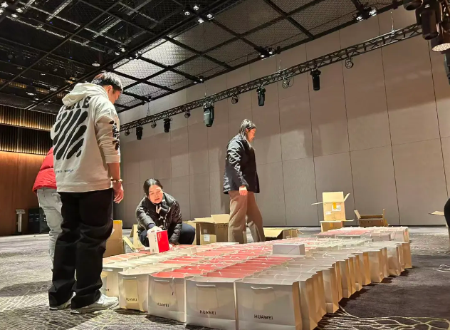 1765424161963674.png 【年会特别内容】致敬每一束微光!青企协年会幕后义工,让温暖与担当照亮征程