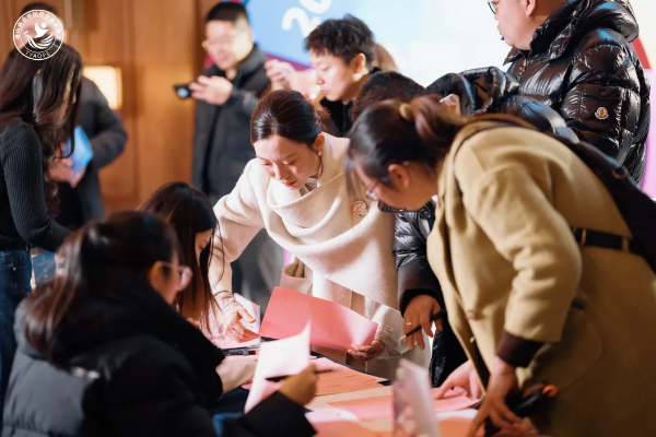 1765424194755143.png 【年会特别内容】致敬每一束微光!青企协年会幕后义工,让温暖与担当照亮征程