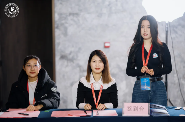 1765424235148998.png 【年会特别内容】致敬每一束微光!青企协年会幕后义工,让温暖与担当照亮征程