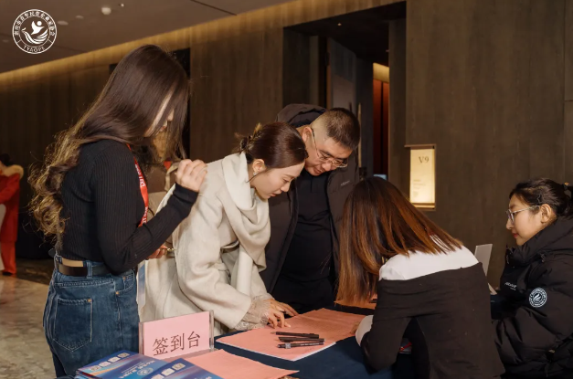 1765424254848778.png 【年会特别内容】致敬每一束微光!青企协年会幕后义工,让温暖与担当照亮征程