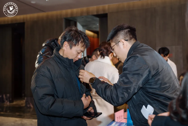 1765424270318799.png 【年会特别内容】致敬每一束微光!青企协年会幕后义工,让温暖与担当照亮征程