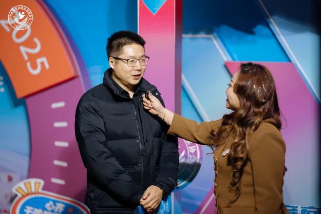 1765424342146332.png 【年会特别内容】致敬每一束微光!青企协年会幕后义工,让温暖与担当照亮征程