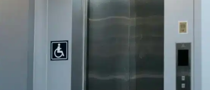 如何减少电梯安装过程中的干扰？