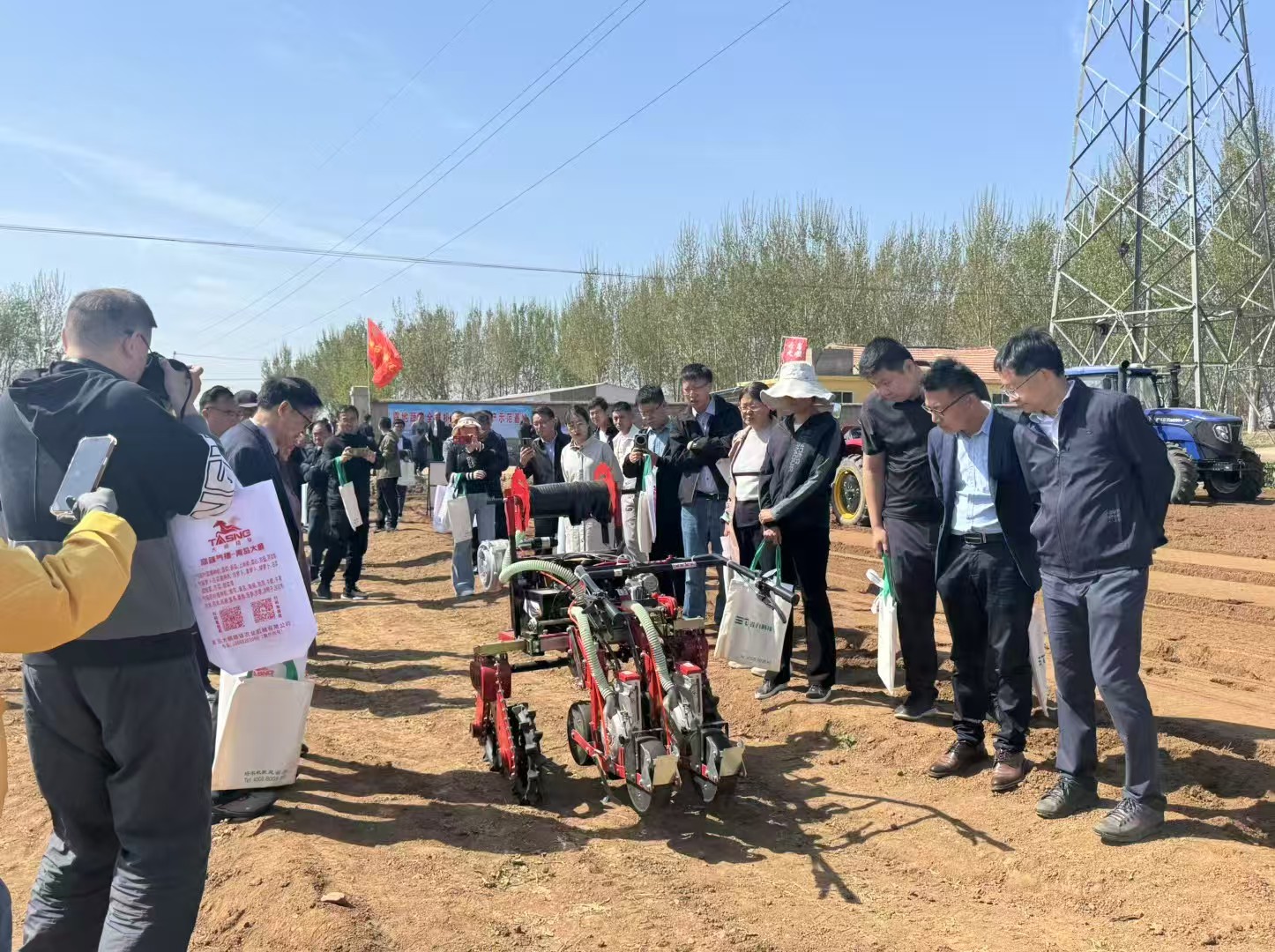 1767167731938334.jpg 蔬菜播种机