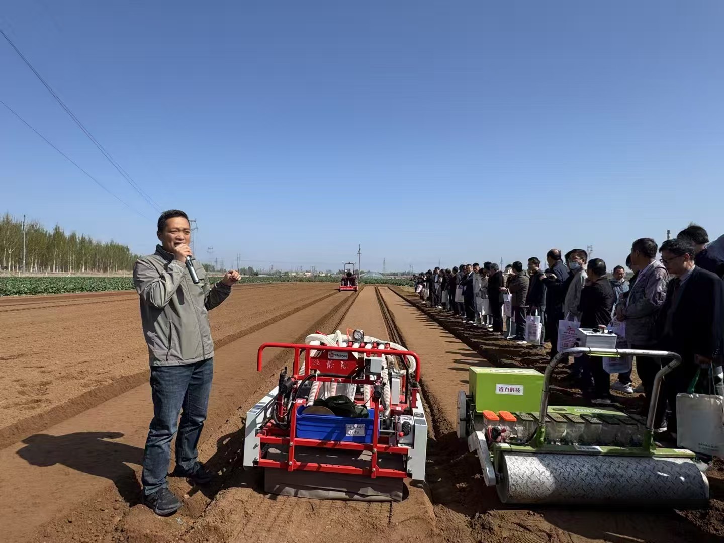 1767167738527844.jpg 蔬菜播种机