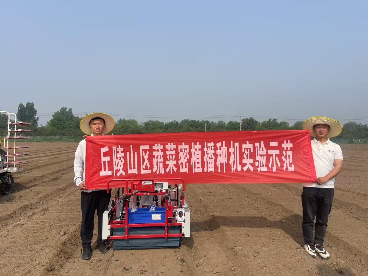 1767168883798436.jpg 蔬菜播种机