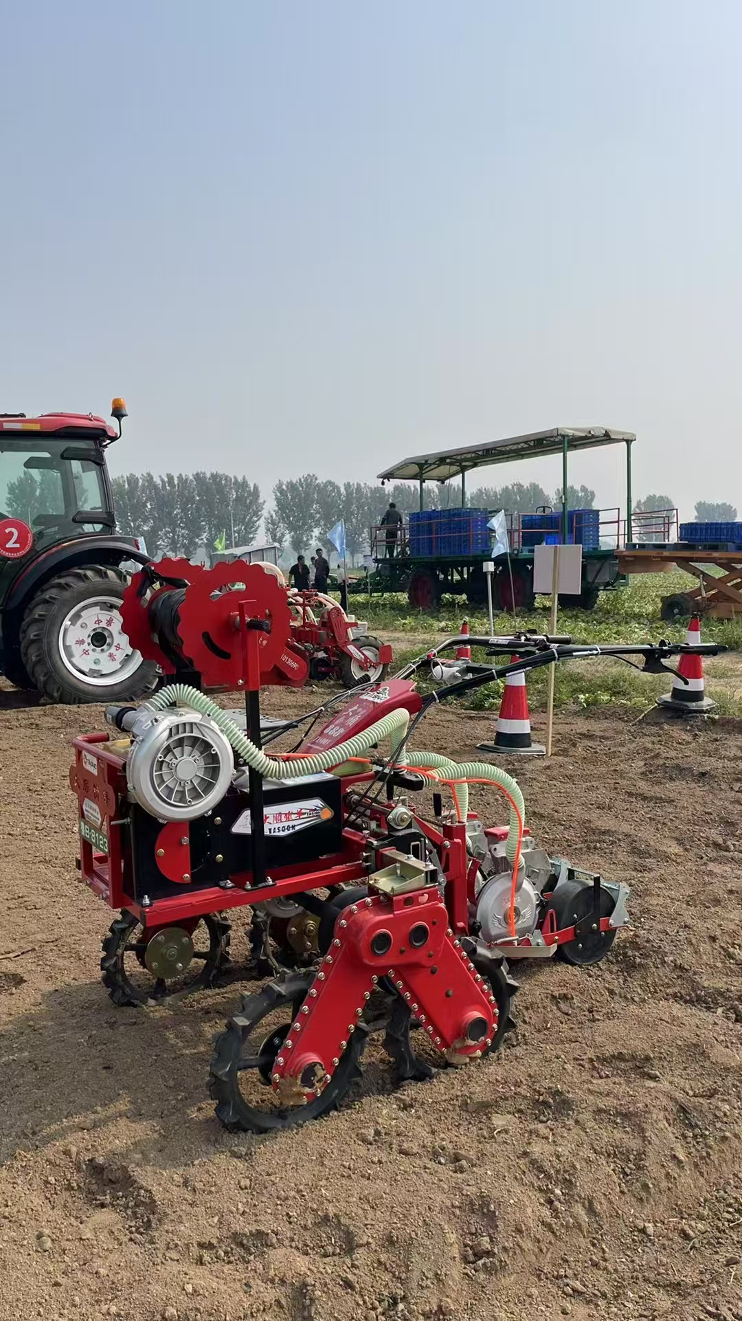 1767168885956510.jpg 蔬菜播种机